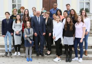 Schools of Tomorrow | Kick-off conference. Federal President Frank-Walter Steinmeier with representatives of Jugend hackt and New Experts!