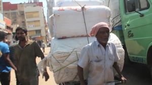Labour in a Single Shot. Cart Avenue, Bangalore 2012 (Filmstill)