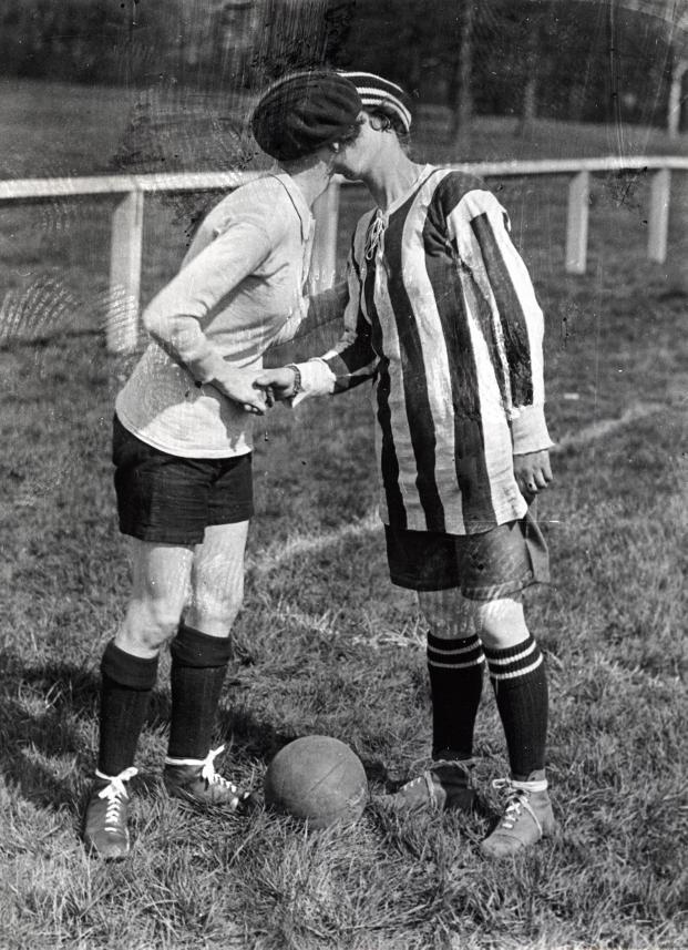 Alice Kell for England (striped shirt) greets Madeleine Bracquemond for France ahead of a match in 1920. Image: Public Domain/Wikicommons