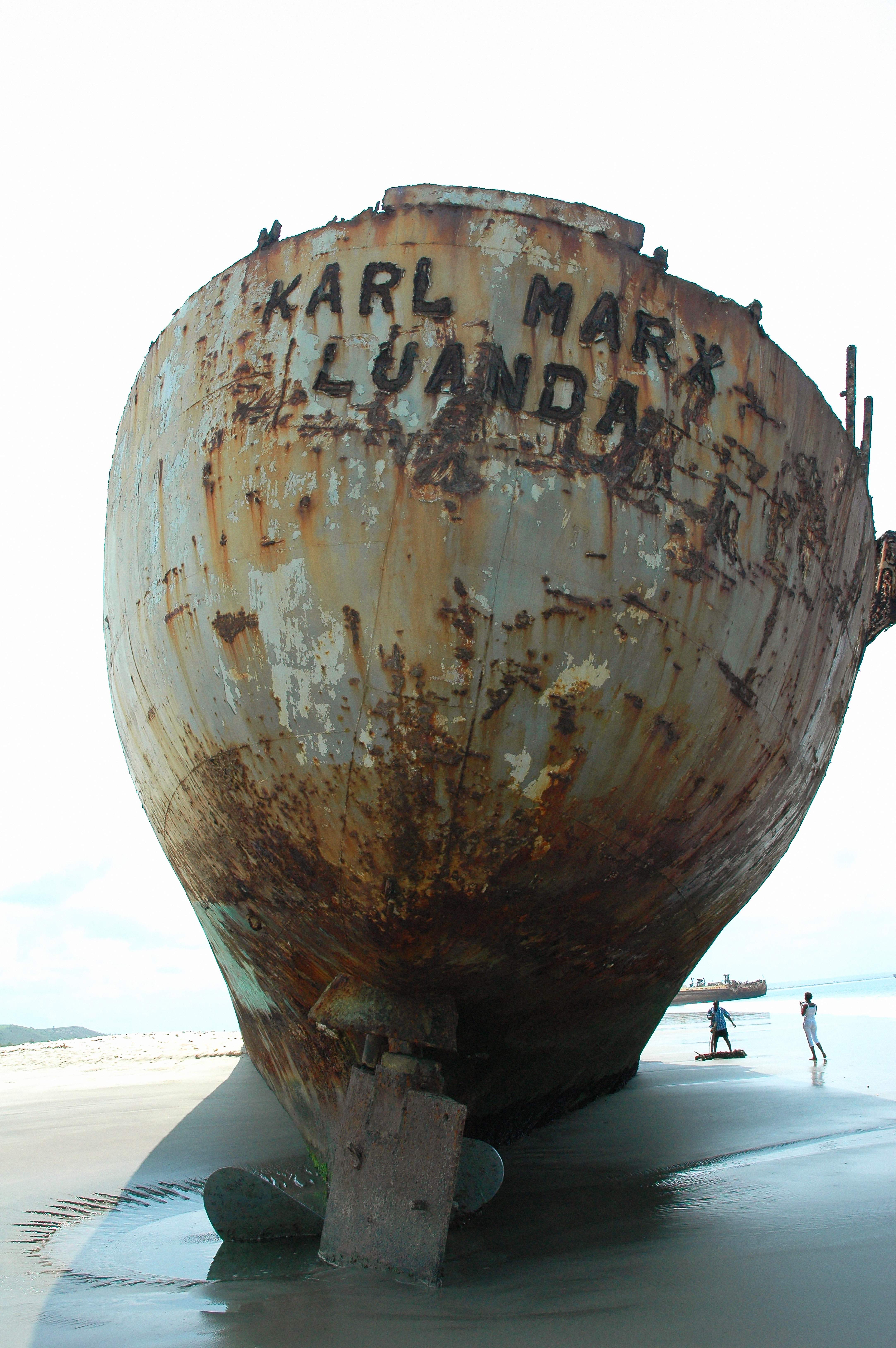 Kiluanji Kia Henda, Karl Marx, Luanda (2005), Tintenstrahldruck auf Kunstdruckpapier (Triptychon), Detail. Courtesy Galleria Fonti, Neapel