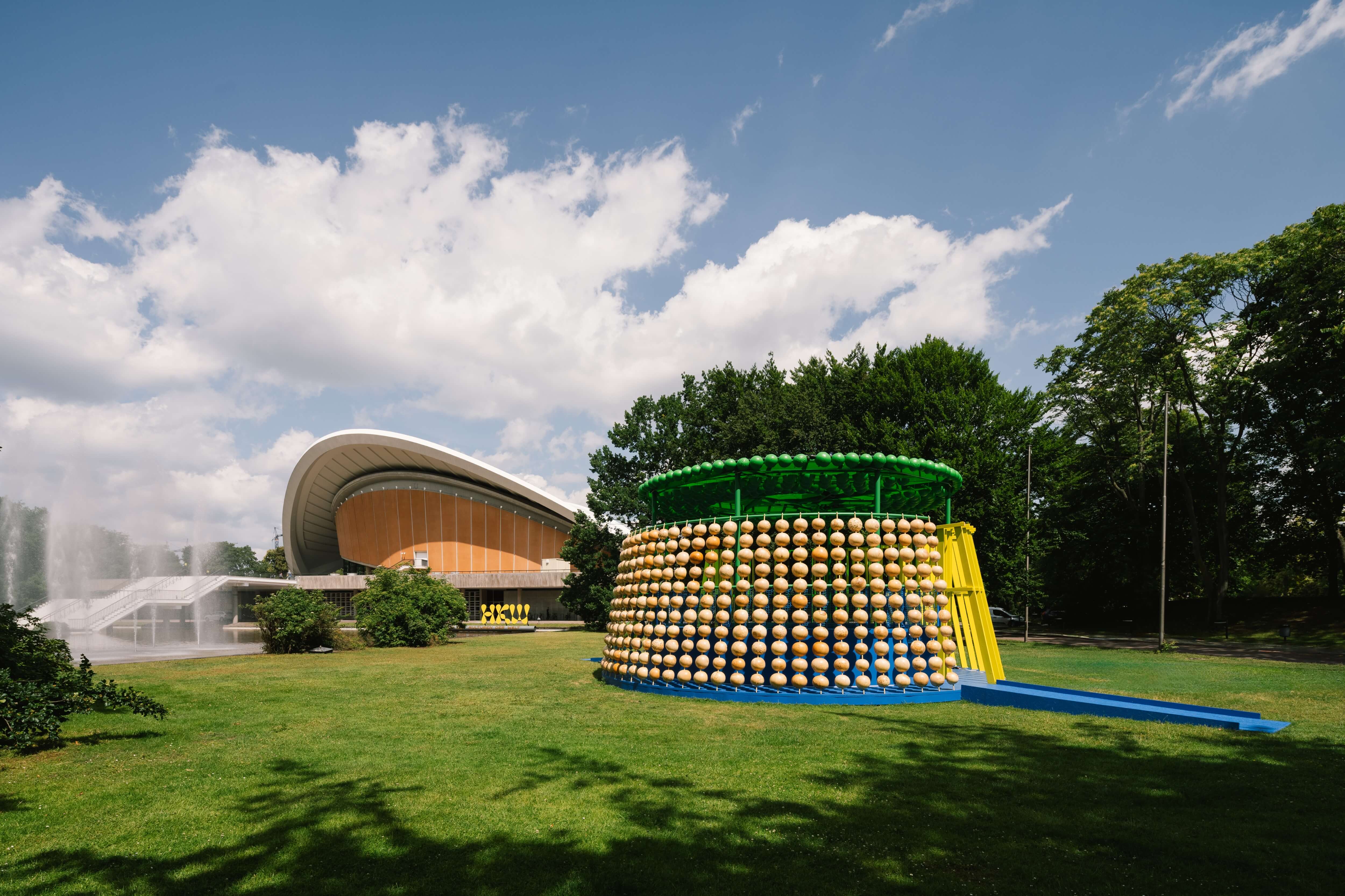 Reflection in Numbers (2024), Pavillon des britisch-nigerianischen Künstlers und Designers Yinka Ilori MBE.