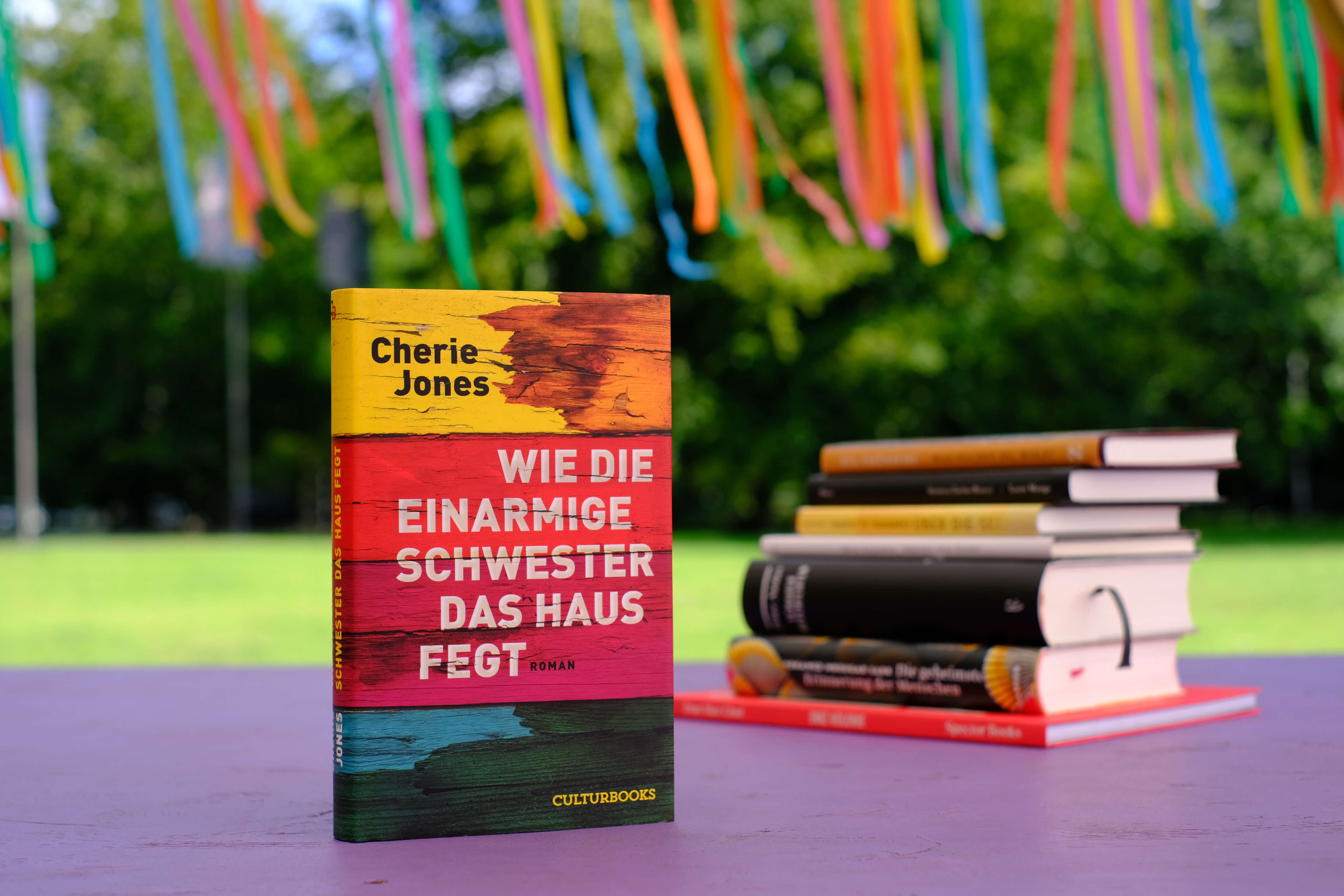 Cover “Wie die einarmige Schwester das Haus fegt” – Cherie Jones, Karen Gerwig