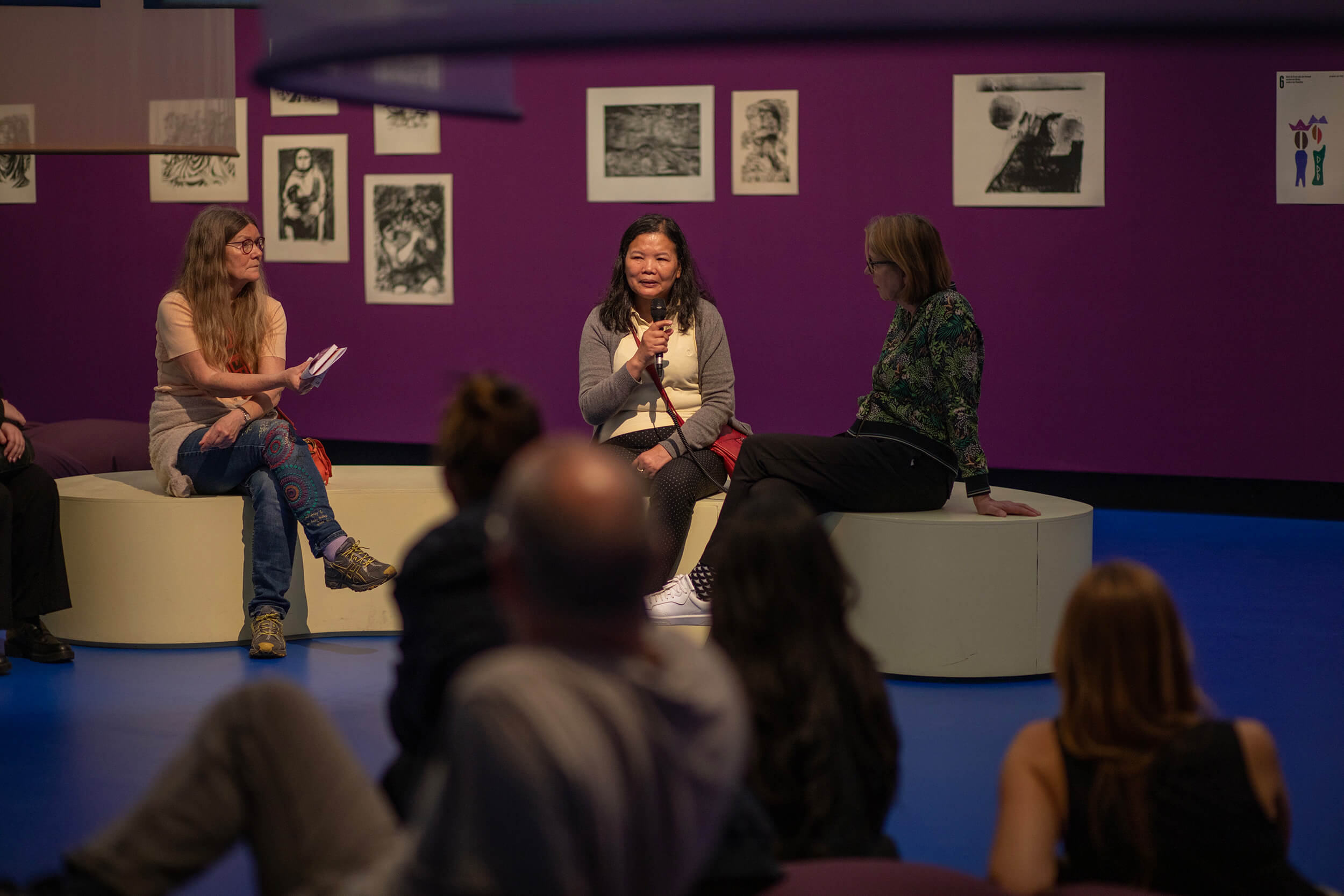 HKW-Führung mit der Zeitzeugin Hải Bluhm und Eva Stein (2024). Foto: Silke Briel