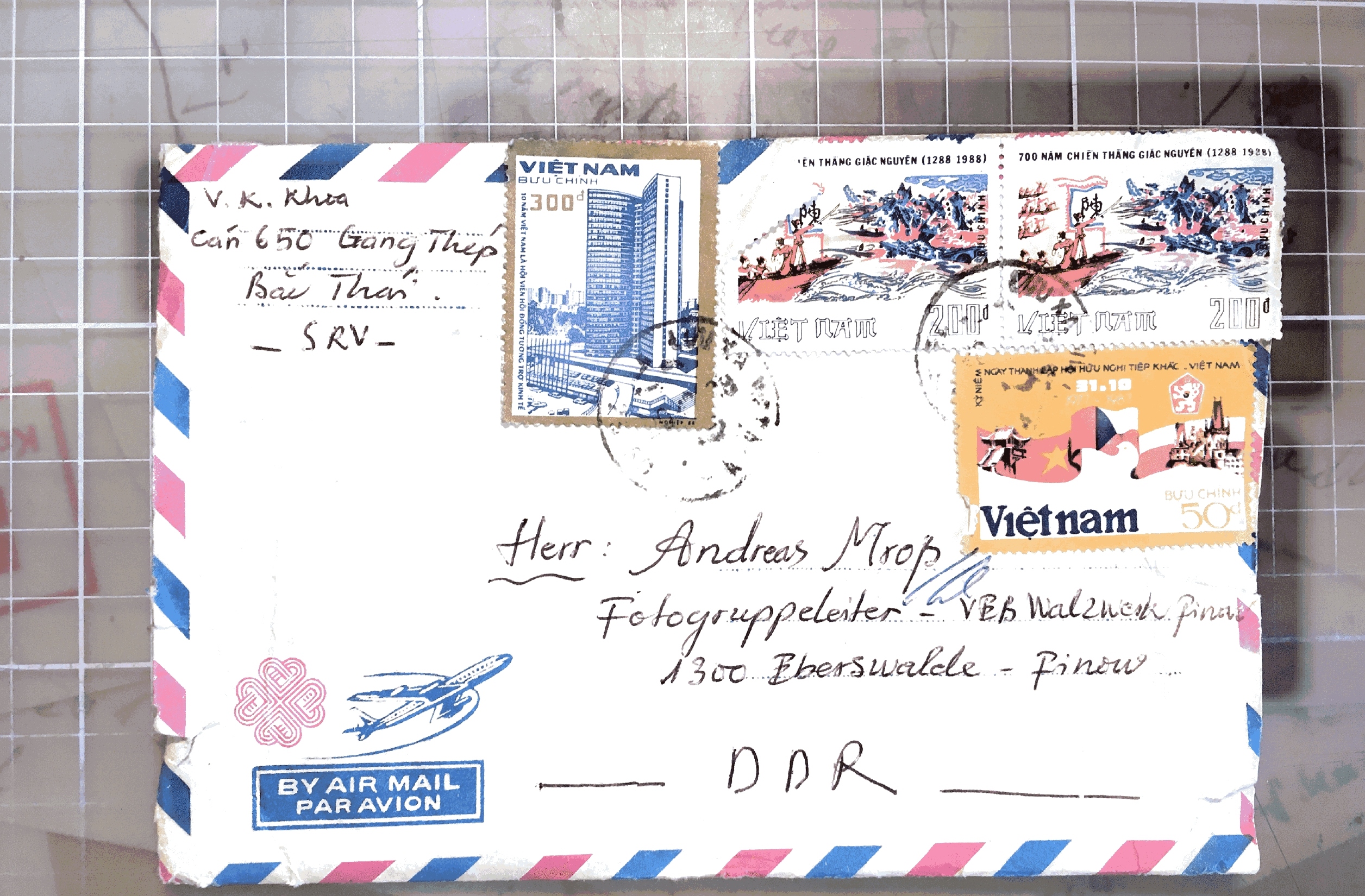 Umschlag eines Briefes von Vũ Kim Khoa aus Vietnam an Andreas Mroß mit dem sie 1988 ihren Kontakt zueinander wieder aufnahmen. Seitdem pflegen sie durch Briefe, E-Mails, über Facebook und gemeinsame Fotoausstellungen in Eberswalde und Berlin eine Freundschaft rund um die Fotografie. Courtesy Andreas Mroß