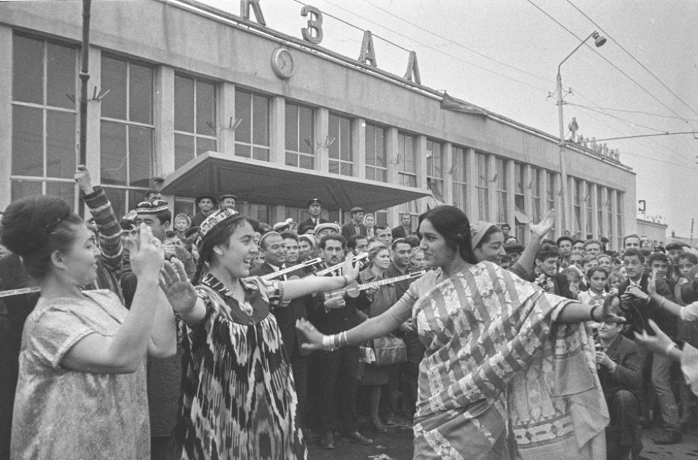 Foto: Treffen von Teilnehmer*innen des ersten Filmfestivals asiatischer und afrikanischer Länder in Samarkand 1968

