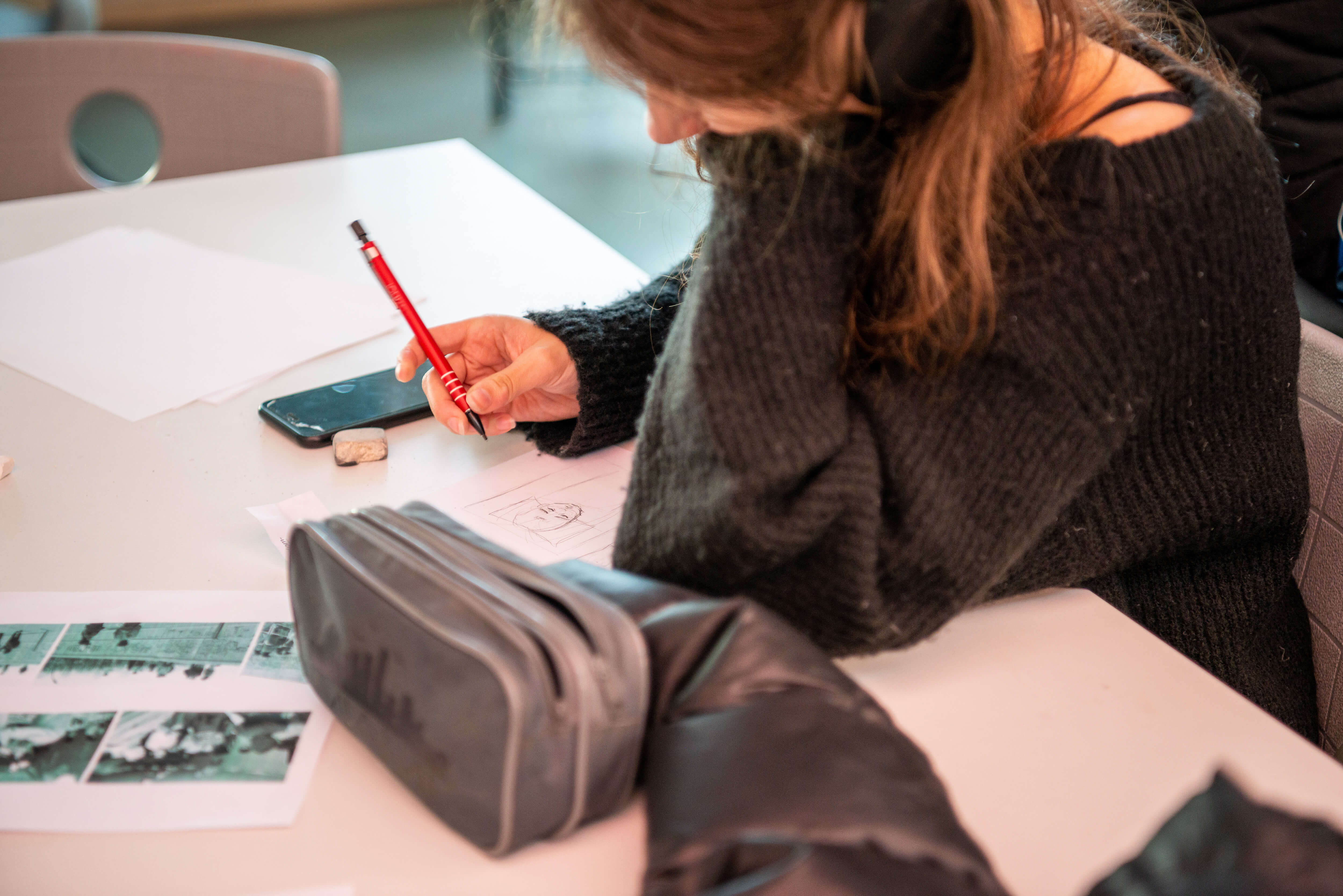 Schulworkshop Eine bessere Gesellschaft – EBG Comic-Geschichten von intergenerationeller Freude und Solidarität mit Schüler*innen der MORUS Oberschule im Rahmen von Echos der Bruderländer. Foto: Nin Solis