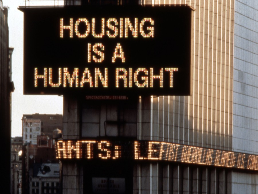 Martha Rosler, Housing Is a Human Right, Times Square Spectacolor sign, New York, 1989 | Aus der Serie Messages to the Public | © Martha Rosler