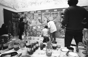 Collectif de peintres antifascistes beim Malen eines Transparents f&uuml;r die Demonstration am 1.5.1976 zur Kritik der Kulturpolitik der Regierung. | Foto: C&eacute;sar, Quelle: Claude Lazar