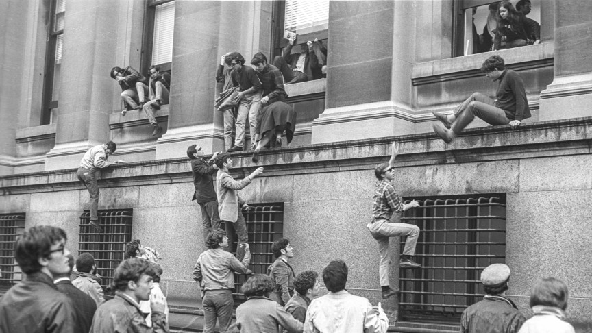 Protesting students climbing into Low Library, Columbia University, April 1968 | © Richard Howard